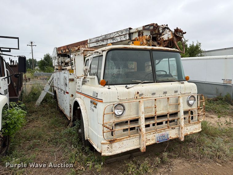 image for item ER1910 1981 Ford C800 digger derrick truck