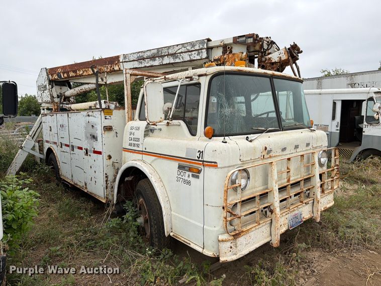 image for item ER1910 1981 Ford C800 digger derrick truck