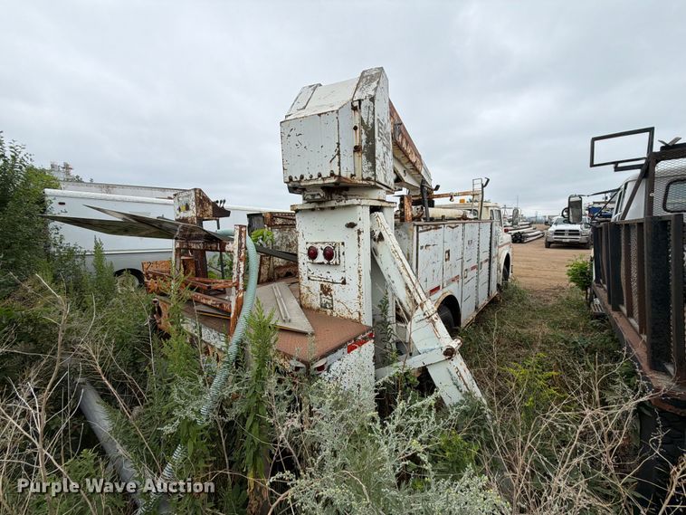 image for item ER1910 1981 Ford C800 digger derrick truck