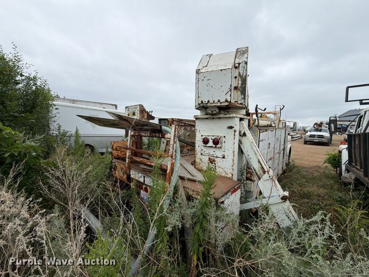 image for item ER1910 1981 Ford C800 digger derrick truck