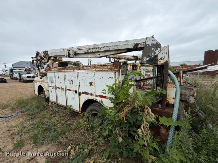 image for item ER1910 1981 Ford C800 digger derrick truck