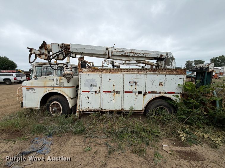 image for item ER1910 1981 Ford C800 digger derrick truck