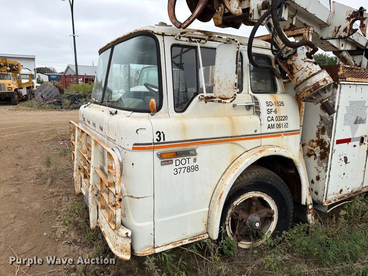 image for item ER1910 1981 Ford C800 digger derrick truck