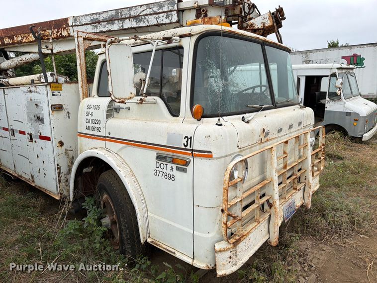 image for item ER1910 1981 Ford C800 digger derrick truck