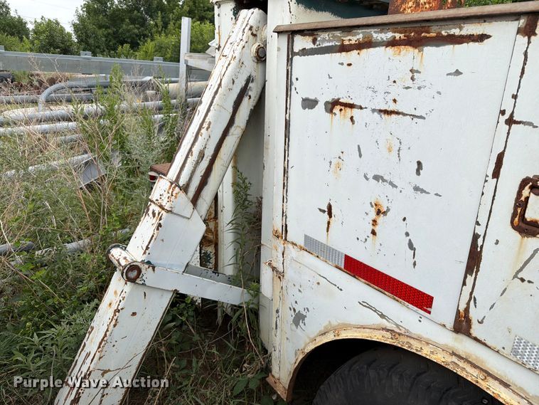 image for item ER1910 1981 Ford C800 digger derrick truck