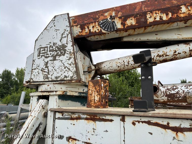 image for item ER1910 1981 Ford C800 digger derrick truck