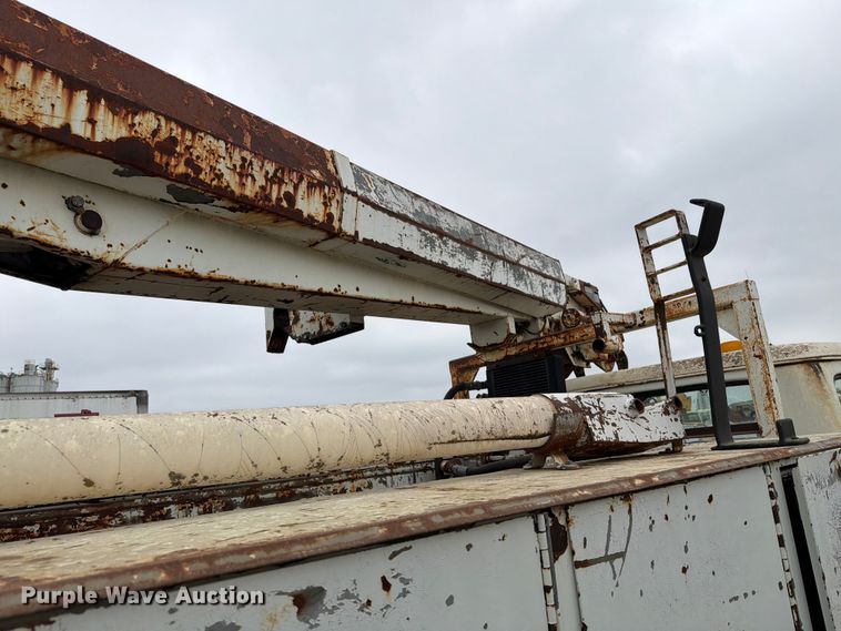 image for item ER1910 1981 Ford C800 digger derrick truck