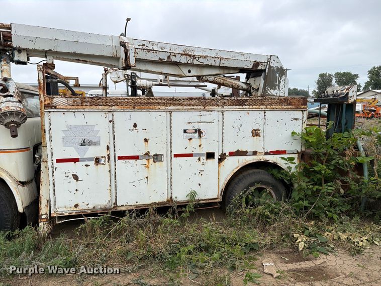 image for item ER1910 1981 Ford C800 digger derrick truck