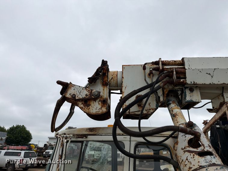 image for item ER1910 1981 Ford C800 digger derrick truck