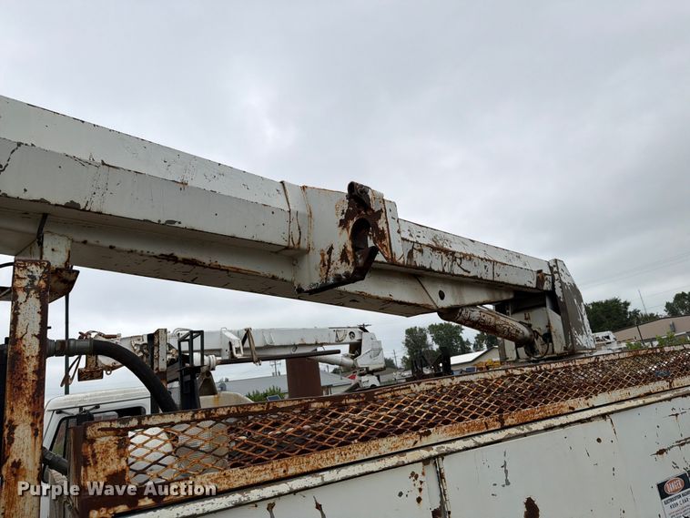 image for item ER1910 1981 Ford C800 digger derrick truck