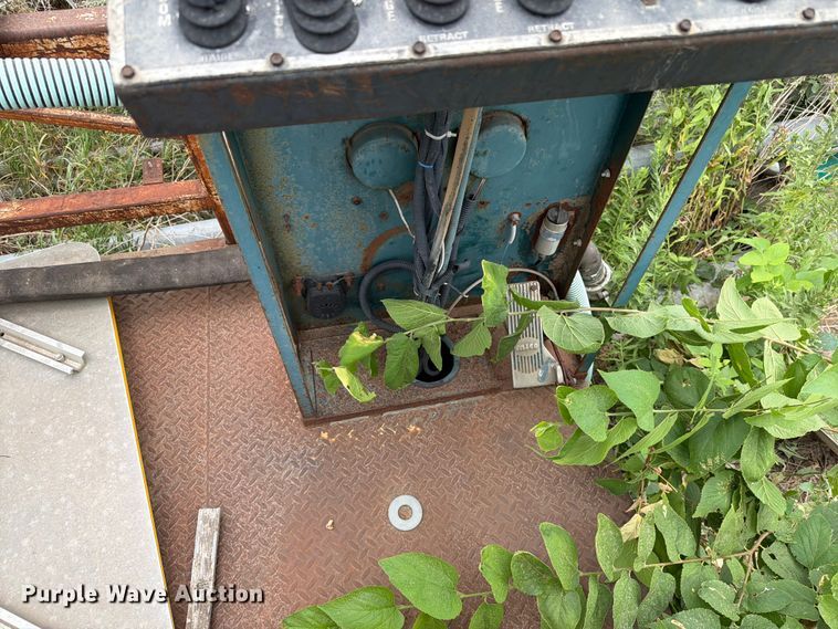 image for item ER1910 1981 Ford C800 digger derrick truck