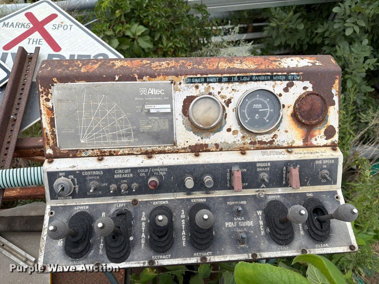 image for item ER1910 1981 Ford C800 digger derrick truck