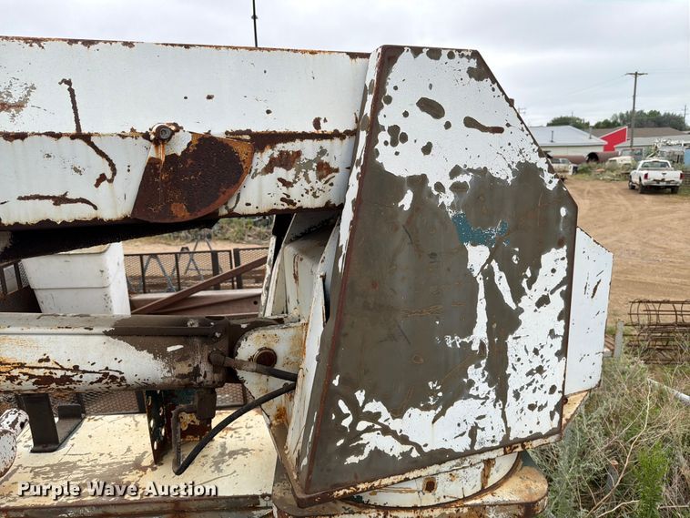 image for item ER1910 1981 Ford C800 digger derrick truck