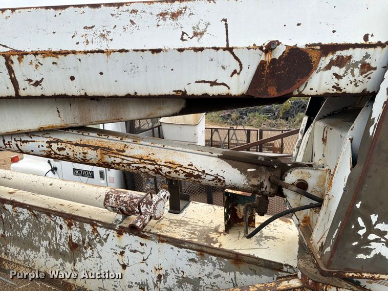 image for item ER1910 1981 Ford C800 digger derrick truck