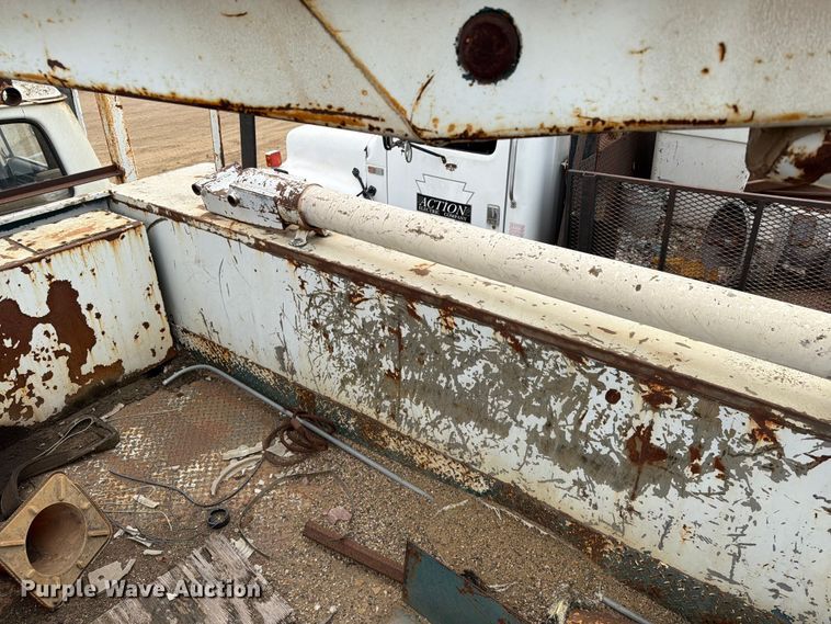 image for item ER1910 1981 Ford C800 digger derrick truck