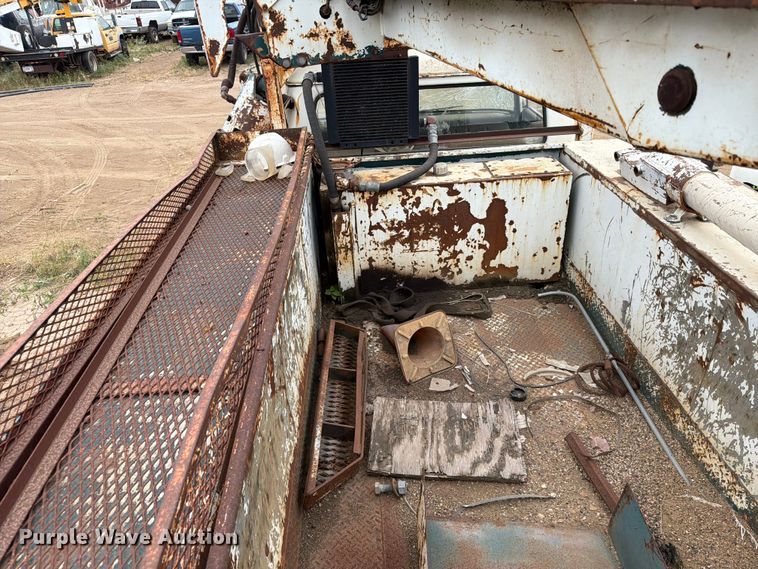 image for item ER1910 1981 Ford C800 digger derrick truck