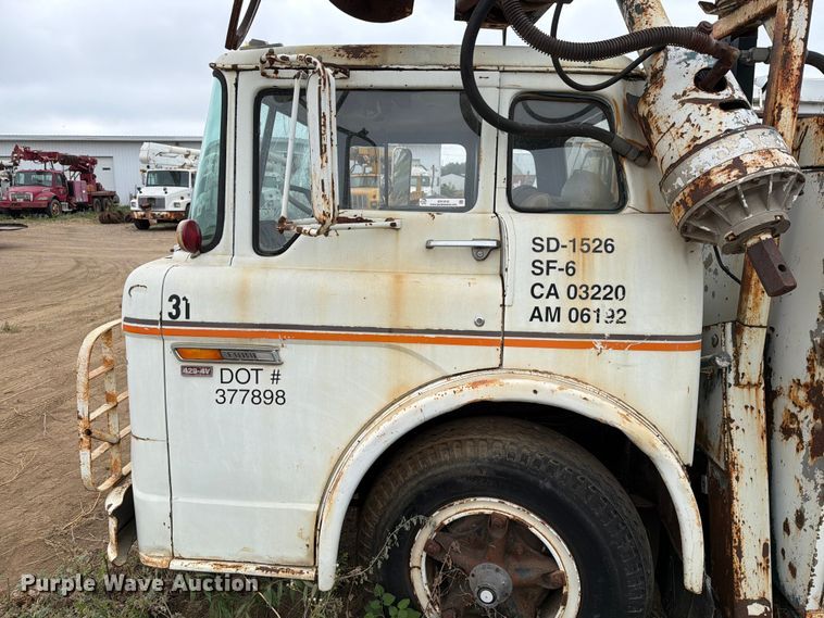 image for item ER1910 1981 Ford C800 digger derrick truck
