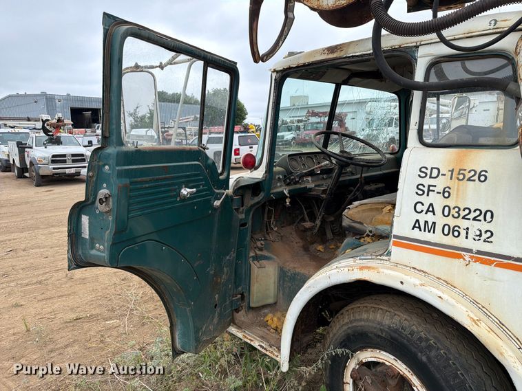 image for item ER1910 1981 Ford C800 digger derrick truck