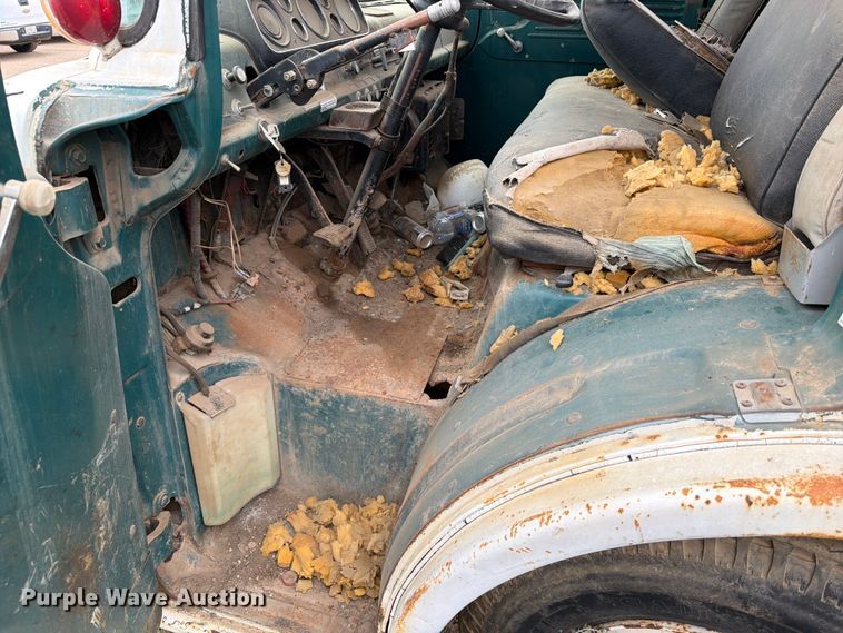 image for item ER1910 1981 Ford C800 digger derrick truck
