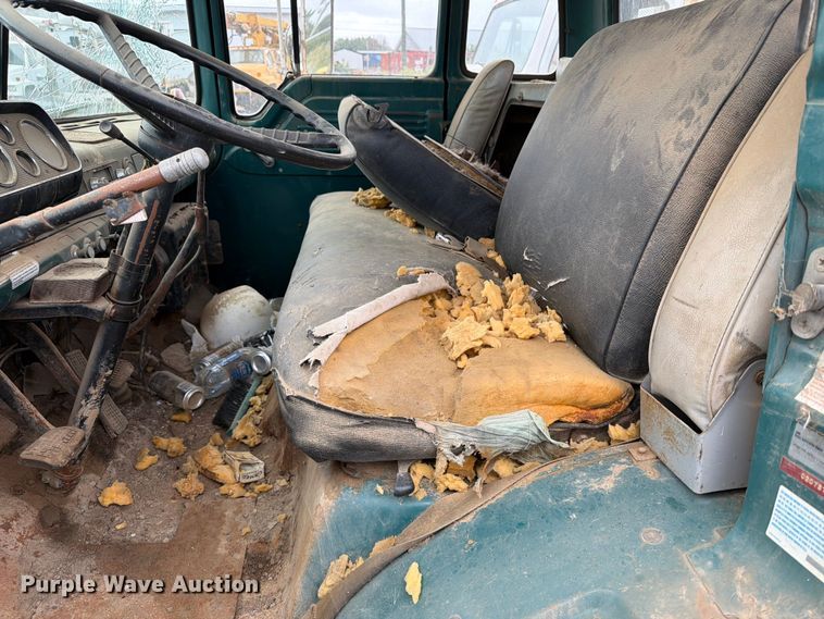 image for item ER1910 1981 Ford C800 digger derrick truck