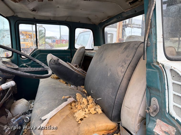 image for item ER1910 1981 Ford C800 digger derrick truck