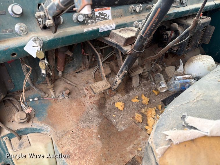 image for item ER1910 1981 Ford C800 digger derrick truck