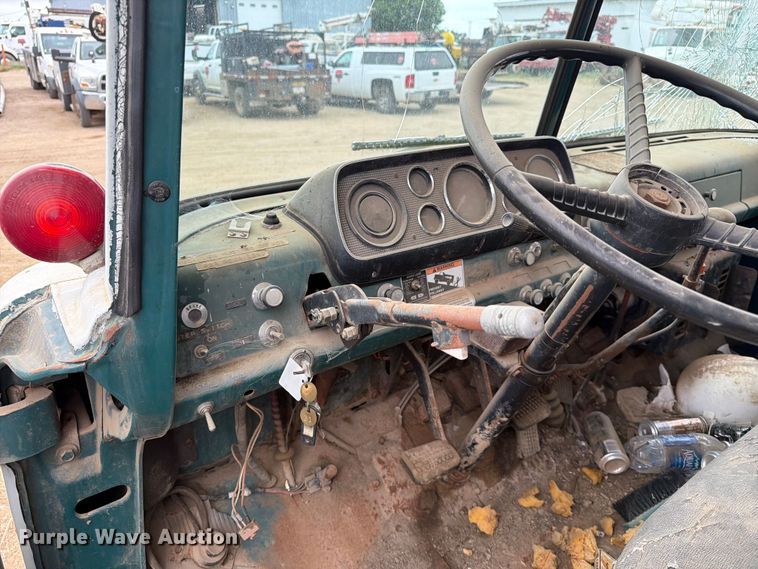 image for item ER1910 1981 Ford C800 digger derrick truck