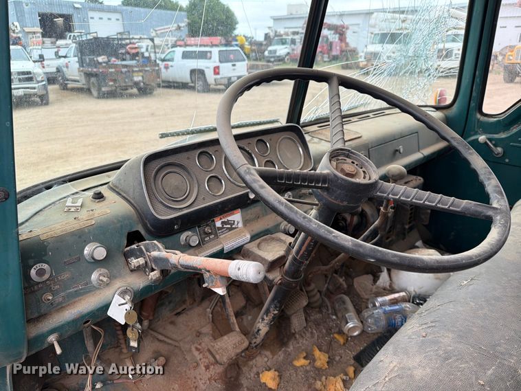 image for item ER1910 1981 Ford C800 digger derrick truck