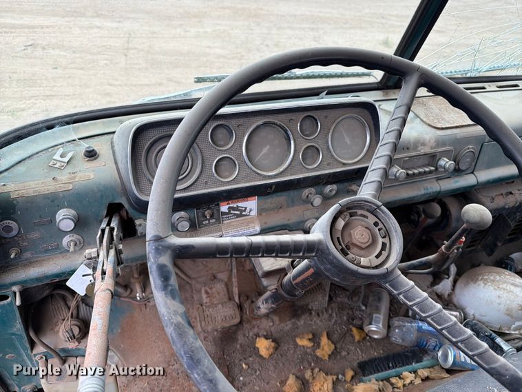 image for item ER1910 1981 Ford C800 digger derrick truck