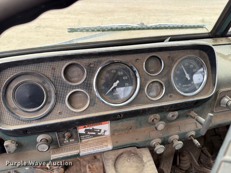 image for item ER1910 1981 Ford C800 digger derrick truck