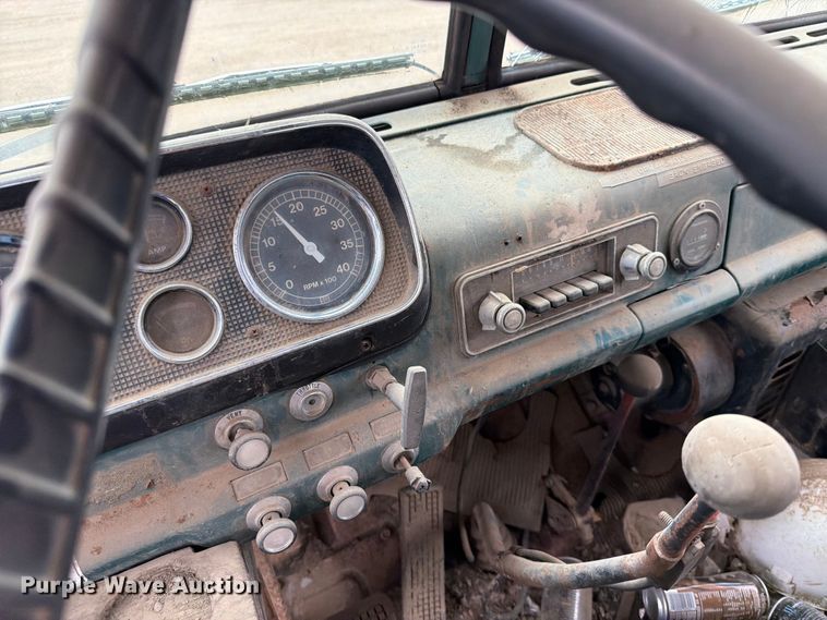 image for item ER1910 1981 Ford C800 digger derrick truck