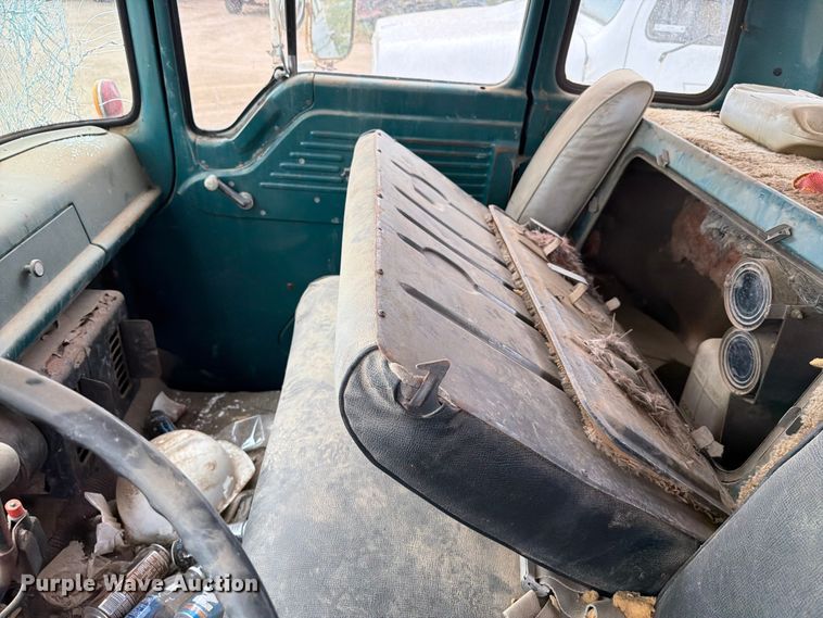 image for item ER1910 1981 Ford C800 digger derrick truck
