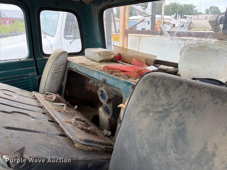 image for item ER1910 1981 Ford C800 digger derrick truck