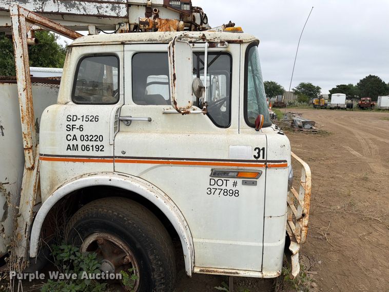 image for item ER1910 1981 Ford C800 digger derrick truck