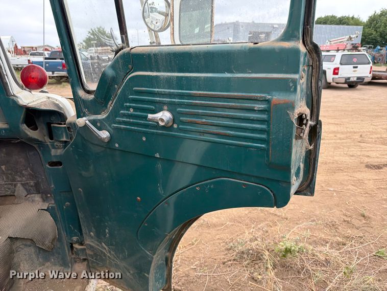 image for item ER1910 1981 Ford C800 digger derrick truck