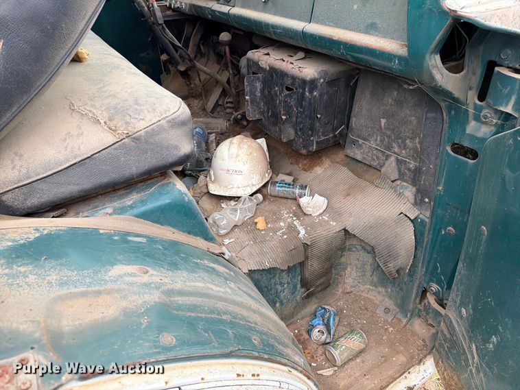 image for item ER1910 1981 Ford C800 digger derrick truck