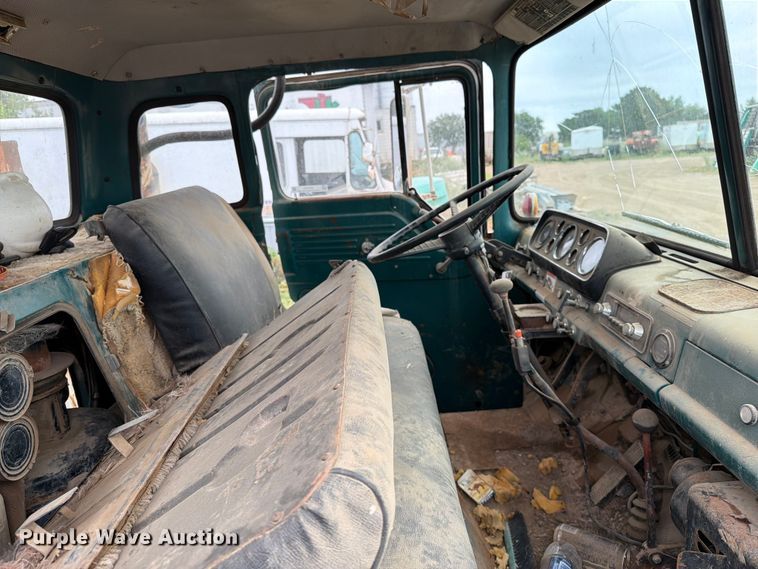 image for item ER1910 1981 Ford C800 digger derrick truck