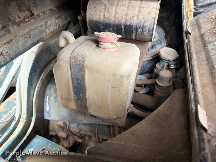 image for item ER1910 1981 Ford C800 digger derrick truck
