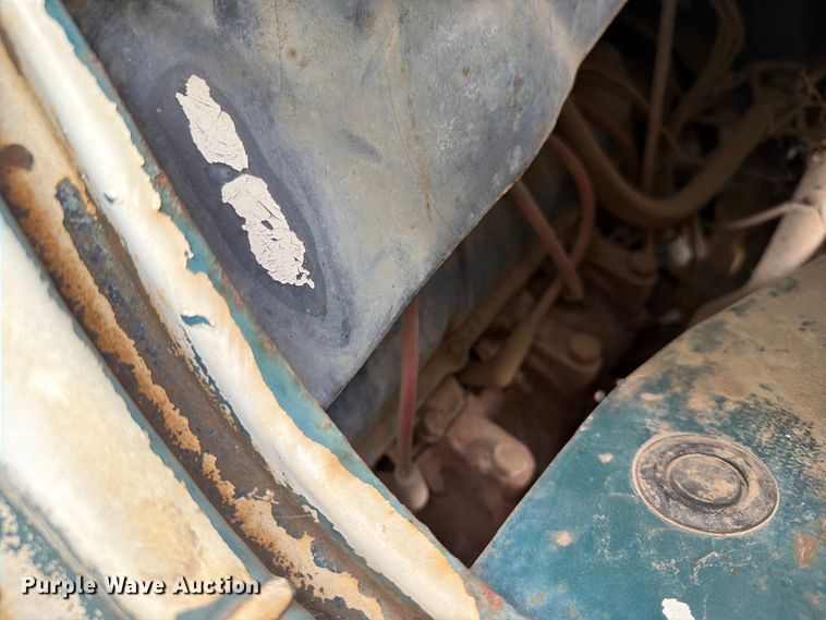 image for item ER1910 1981 Ford C800 digger derrick truck