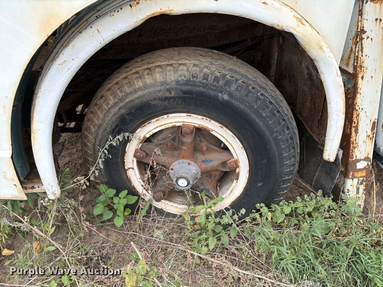image for item ER1910 1981 Ford C800 digger derrick truck