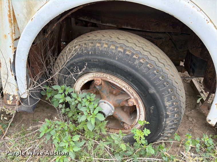 image for item ER1910 1981 Ford C800 digger derrick truck