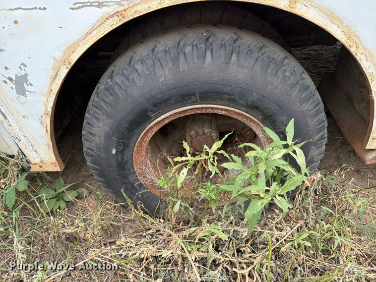 image for item ER1910 1981 Ford C800 digger derrick truck