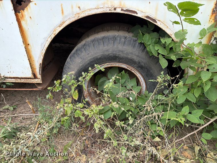 image for item ER1910 1981 Ford C800 digger derrick truck