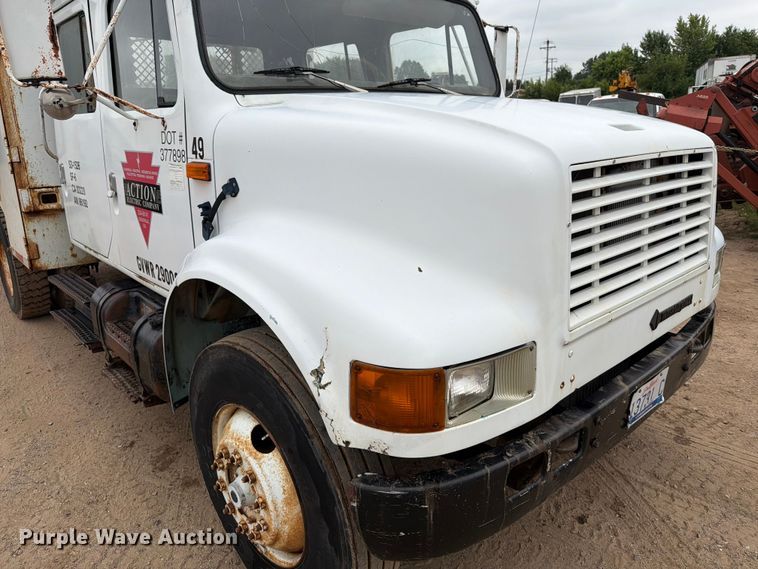 image for item ER1911 1993 International 4700 Crew Cab utility / service truck