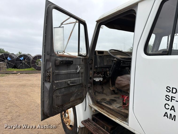 image for item ER1911 1993 International 4700 Crew Cab utility / service truck