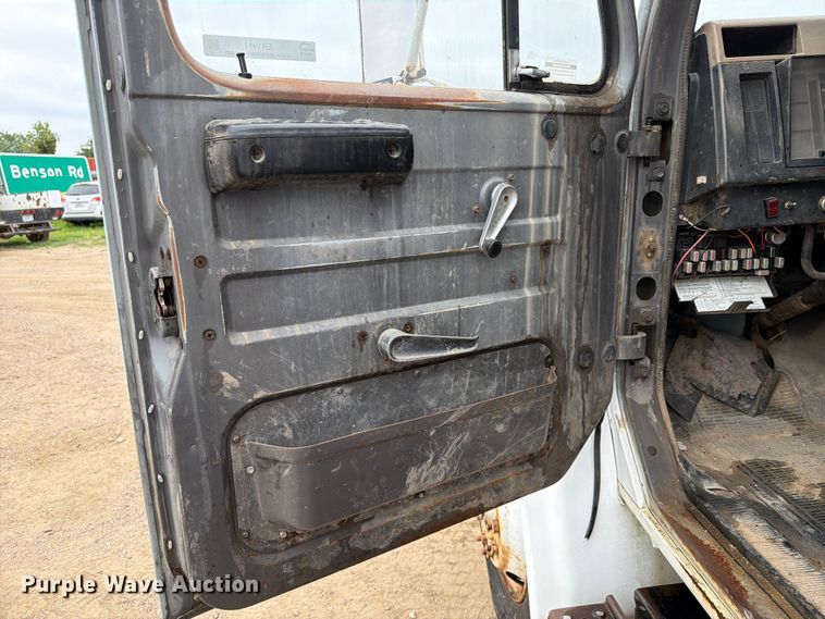 image for item ER1911 1993 International 4700 Crew Cab utility / service truck
