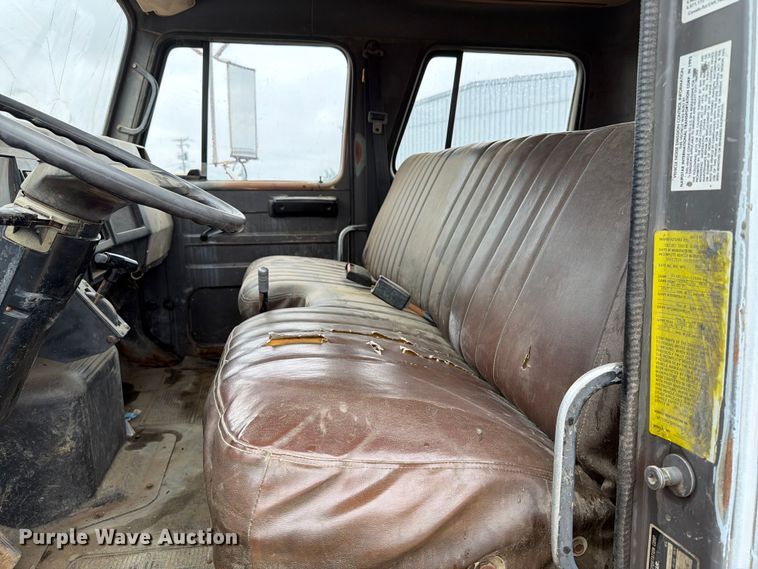 image for item ER1911 1993 International 4700 Crew Cab utility / service truck