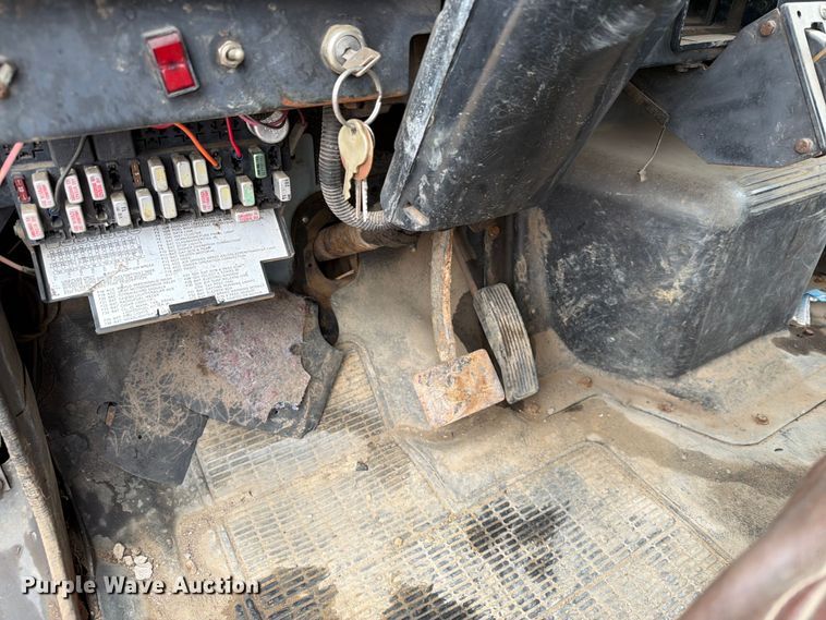 image for item ER1911 1993 International 4700 Crew Cab utility / service truck