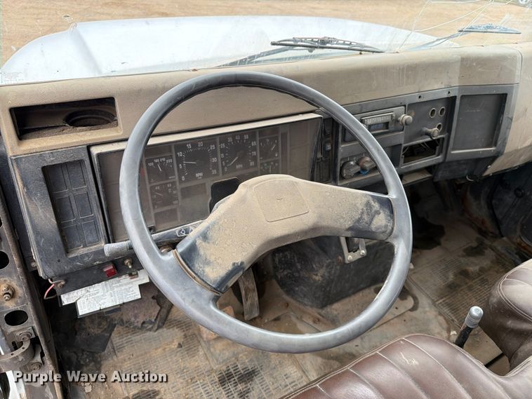 image for item ER1911 1993 International 4700 Crew Cab utility / service truck