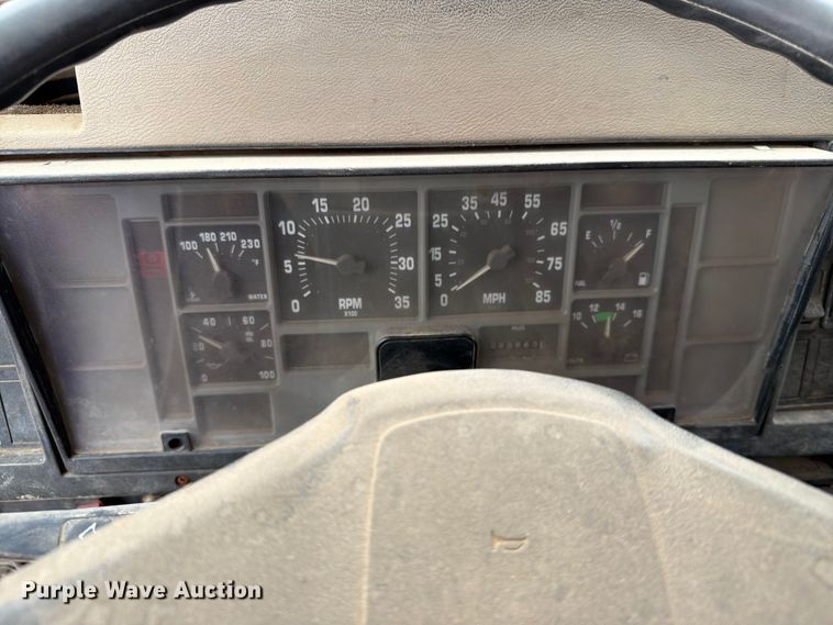 image for item ER1911 1993 International 4700 Crew Cab utility / service truck